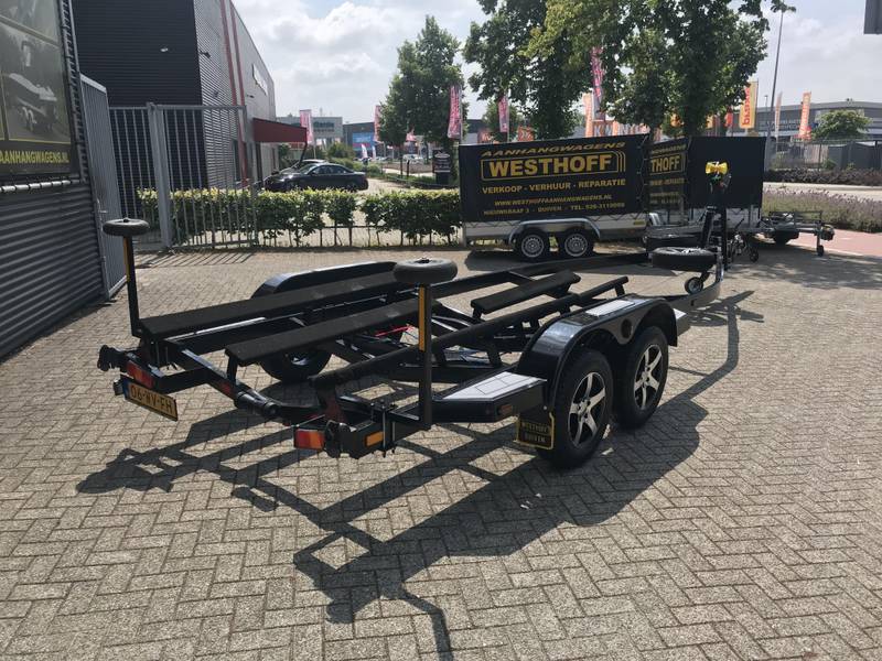 Amerikaanse boottrailer op het terrein van Westhoff