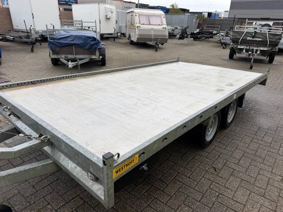 Anssems MSX3000 met gegalvaniseerde laadvloer op het terrein