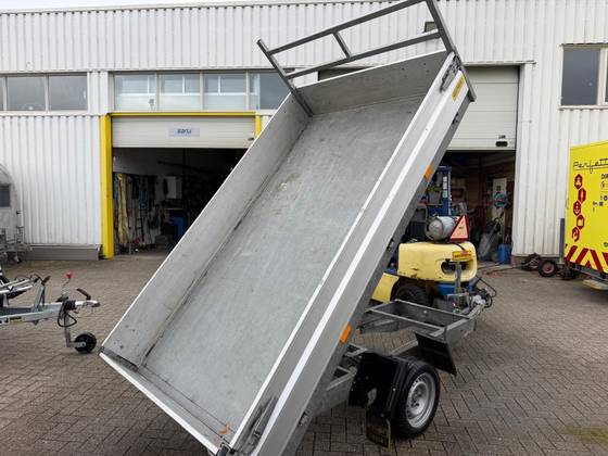 Hapert kipper met opgeklapte bak voor de werkplaats