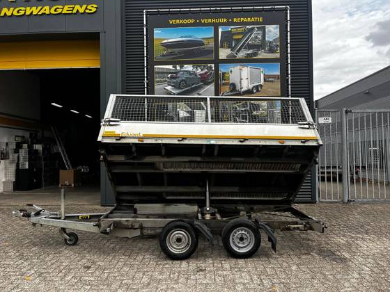 Eduard kipper met gaasopzet voor de showroom