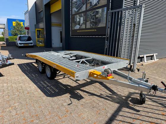 Westhoff autotransporter met kantelbare laadvloer en lier voor de hal